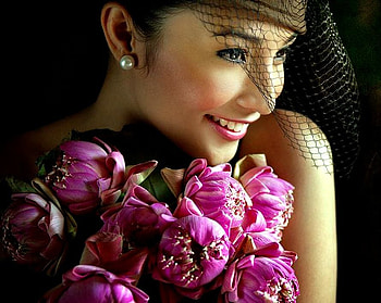BEAUTY WITH BOUQET, model, perls, smile, beauty, woman, cover, flowers, happy, female, lilac HD wallpaper