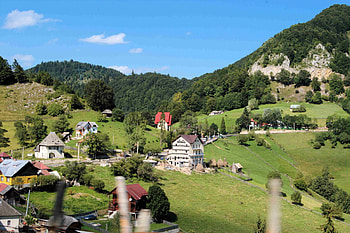 MOUNTAIN VILLAGE, ROMANIA, nature, romania, mountains, village HD wallpaper