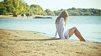 LONELY DAY AT THE BEACH, LONELY, BLONDE, GIRL, BEACH HD wallpaper