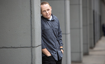 Bill Burr, Irate comedy style, Critically acclaimed, Engaging performance HD wallpaper
