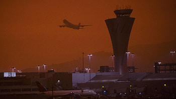 San Francisco Airport, California wildfires, Sunless skies, Nature's wrath HD wallpaper