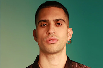 Mahmood's voice, Captivating vocals, Melancholic ballads, Inspiring resonance HD wallpaper