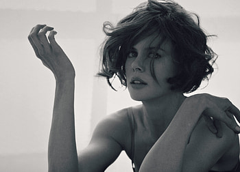 Nicole Kidman, white, black, bw, girl, actress, woman, hand HD wallpaper
