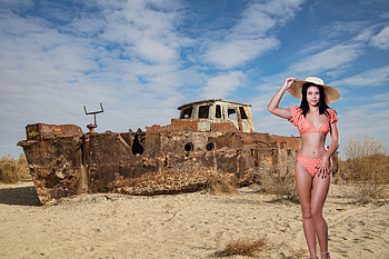 Olivia Cassi Posing with a Shipwreck, model, shipwreck, brunette, bikini, hat, beach HD wallpaper