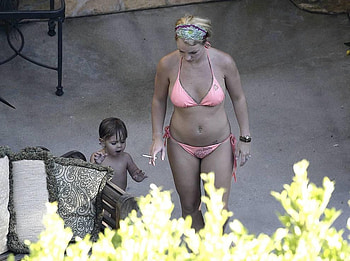 Britney Spears/pink bikini with child, other, sexy, bikini, woman HD wallpaper
