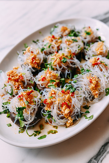 Spicy garlic shiitake, Noodle dish, Flavorful stir-fry, Asian-inspired cuisine HD phone wallpaper