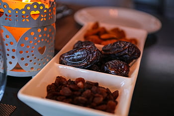 Close-up of dried dates and lantern symbolizing Ramadan traditions. Ideal for festive themes. HD wallpaper