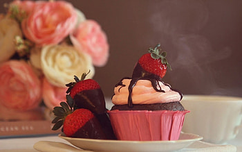Strawberry Cupcake, sweet, strawberry, roses, dessert, delicious, food, pink, bakery, cupcake HD wallpaper