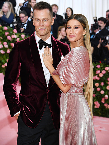 Gisele Bundchen, Tom Brady, Retirement pride, Supportive spouse HD phone wallpaper