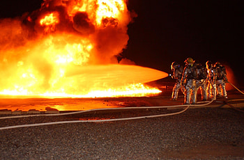 Fireman , Bravery in action, Protection from fire, Dangerous situations HD wallpaper