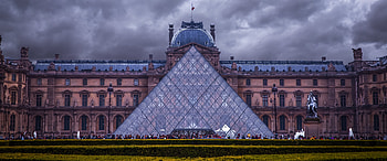 Immersive , Detailed museum view, Stunning Louvre display, High-resolution HD wallpaper
