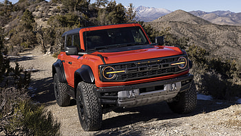 2022 Ford Bronco Raptor 2 Cars HD wallpaper