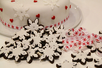 ๑๑ Festive Time ๑๑, winter, jesus is born, white, merry christmas, immaculate, reason, beautiful, cake, season, snowflakes, love, red, festive, nature, forever, cookies HD wallpaper