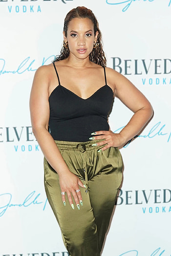 What's in Dascha Polanco's bag, Behind-the-scenes, Must-have items, Celebrity essentials HD phone wallpaper