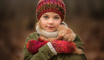 Little girl, winter, cute, girl, gloves, beauty, copil, little, teddy bear, red, autumn, scarf, child, hat HD wallpaper