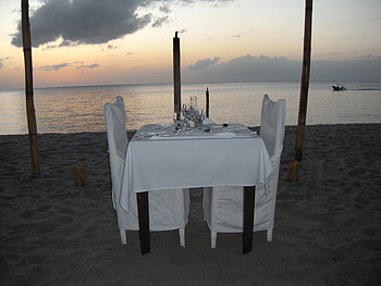 romantic dinner for two, table, setting, romantic, evening, beach HD wallpaper