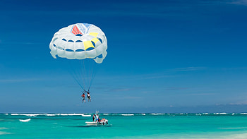 Parasailing in Miami, Florida coast, Aerial perspective, Breathtaking views HD wallpaper