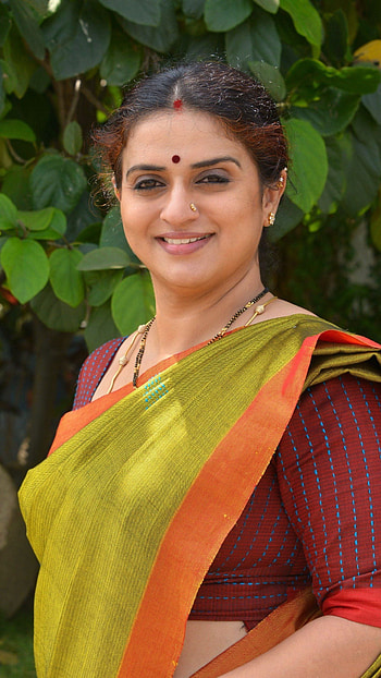 Pavitra Lokesh, multilingual actress, saree lover HD phone wallpaper