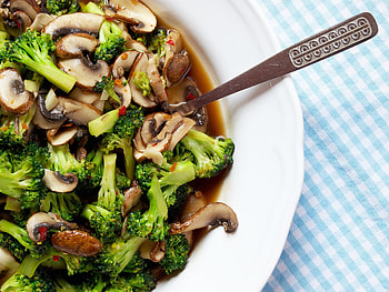 Broccoli and mushroom skillet, Vegan-friendly, Nutritious one-pot meal, Eat Vegan Rocks HD wallpaper