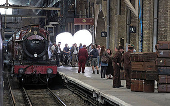 Platform 9 3/4 movies, Platform , Harry Potter lore, Magical entryway HD wallpaper