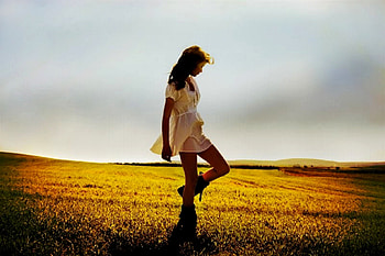 Cowgirl Stroll . ., style, cowgirl, fun, outdoors, ranch, blondes, field, girls, women, models, boots, western, female HD wallpaper