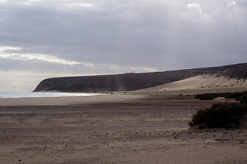 Beautiful beach on Fuerteventura, sand, sunray, beaches, beautiful, mountain, beach, summer, clouds, nature, water, sun, ocean, cloud HD wallpaper