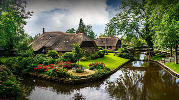 Giethoorn village, Canals, Rustic thatched roof houses, Overijssel HD wallpaper