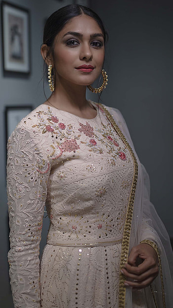 Mrunal Thakur, Beautiful Heroine HD phone wallpaper