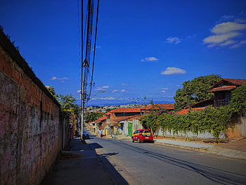 A car driving down a street, sky, sunlight, street, road, city, graphy, landscape HD wallpaper