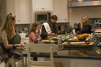 Mystery thriller, First episode, Chilling murder, Critical review HD wallpaper