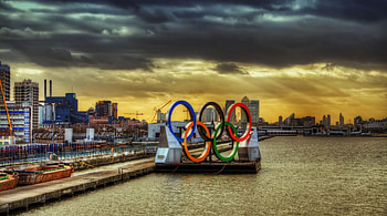 olympic rings arriving by barge in london r, river, airport, city, r, olympic rings HD wallpaper