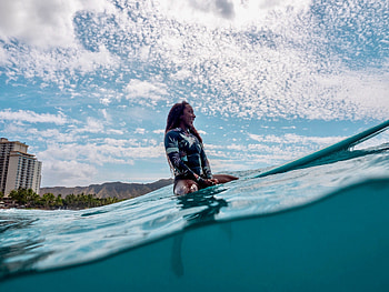 Nique Miller, Girl Surfing HD wallpaper