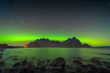 Aurora reflection - time laps graphy, island, night, graphy, time-laps, iceland, forces, stars, rocks, aurora, beach, reflection, green, nature HD wallpaper