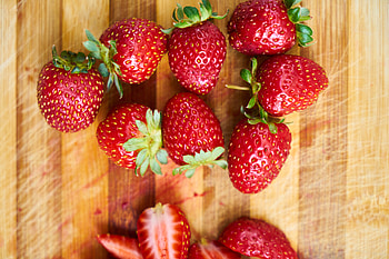 Strawberry, red fruits, slices HD wallpaper