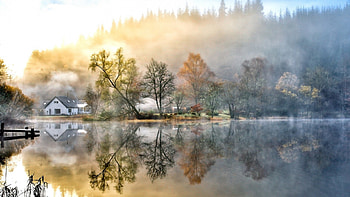 morning sun burning off the fog on a lake, fog, house, forest, lake, sunrise HD wallpaper