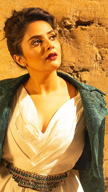 Sreemukhi, telugu actress HD phone wallpaper
