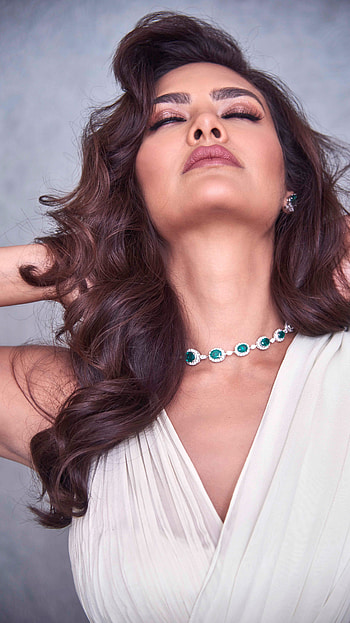 Esha gupta, bollywood actress, model HD phone wallpaper