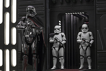 Captain Phasma In Star Wars The Last Jedi, star-wars-the-last-jedi, 2017-movies, movies HD wallpaper