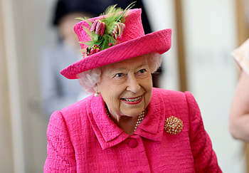 HRH Queen Elizabeth II, smiles, queen elizabeth II, jewelry, hat, 2500x1735, brooch, UK, suit jacket, hot pink, pearls, women, British HD wallpaper