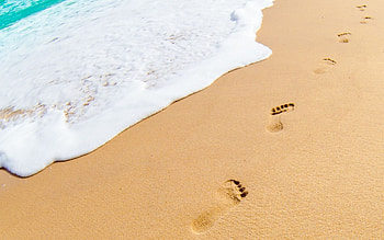 Footprints in the sand HD wallpaper