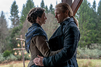Outlander — Claire & Jamie's Highland Embrace, TV Show, Outlander, Caitriona Balfe, Sam Heughan HD wallpaper