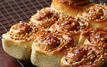 Irresistible pastry delight, Cinnabon dessert heaven, Sweet indulgence, Delicious treat HD wallpaper