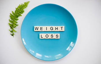 A blue plate with 'weight loss' tiles and a fern leaf on white background. HD wallpaper