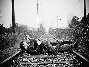 Kiss, love, hug, black and white HD wallpaper