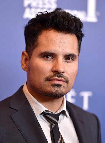Michael Pena, Chicago native, The Worker film, Chicago Tribune feature HD phone wallpaper