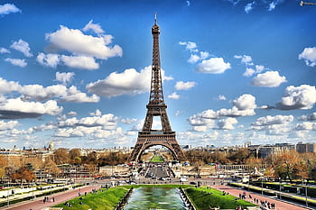 Stunning view of the Eiffel Tower with a backdrop of fluffy clouds and blue sky in Paris. HD wallpaper