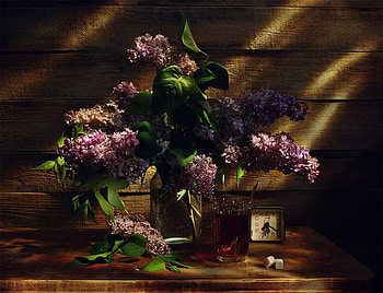 Quite Suttle, sugar cubes, tea, lilacs, vase, spring, reflection, light, cuts, glass, flowers, clock, dresser HD wallpaper