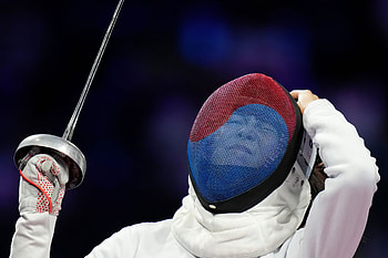 South Korea's Kim Sun-woo takes part in the fencing portion of the modern pentathlon Olympic Games, Sports, olympic games, Olympic Games Paris 2024, South Korea, fencing HD wallpaper