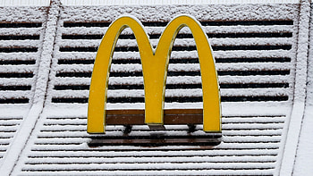 International decline in McDonald's sales, Challenging year HD wallpaper