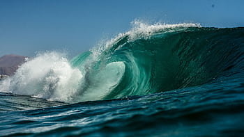 A stunning view of a powerful ocean wave crashing on the shores of Northern Chile. HD wallpaper